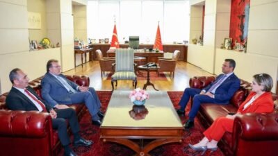 Adalet Partisi Genel Başkanı Vecdet ÖZ, CHP lideri Özgür ÖZEL