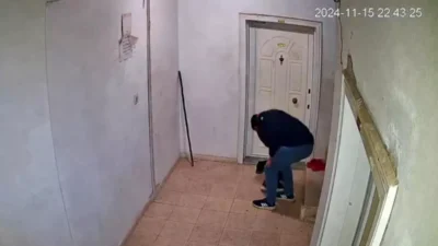 Serik'te apartmana giren hırsız, ayakkabıları kabanına saklayarak güvenlik kameralarına yakalandı.