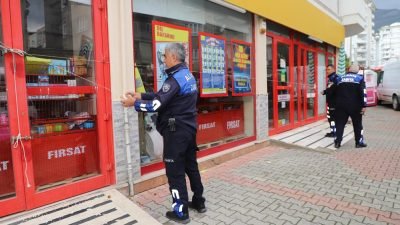 TARİHİ GEÇMİŞ BEBEK MAMASI VE EKMEK SATAN ZİNCİR MARKET MÜHÜRLENDİ Alanya Belediyesi Zabıta Müdürlüğü ekiplerinin yaptığı denetimlerde, son kullanma tarihi