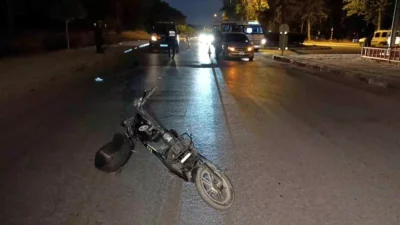 Manavgat'ta elektrikli bisiklet ile otomobil çarpıştı, sürücü yaralandı.