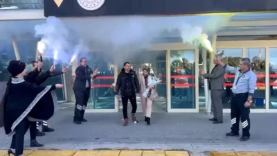 İsveç'ten gelen Murat Tunç, Adıyaman Havalimanı'nda anonsla kız arkadaşına evlenme