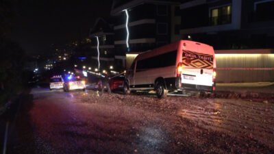 Alanya’da yol çöktü, 3 araç çukurda mahsur kaldı