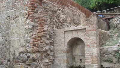 13. yüzyıl Selçuklu yapısı olan çeşme sur dışında bulunan bir