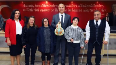 Alanya Belediye Başkanı Osman Tarık Özçelik, meclis toplantısında 2 adet