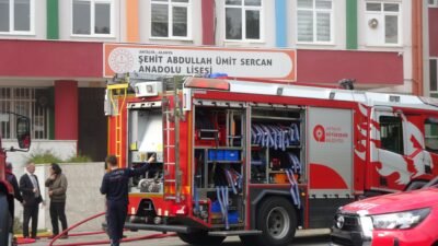 Antalya’nın Alanya ilçesinde bir lisenin kazan dairesindeki trafonun patlaması yangına
