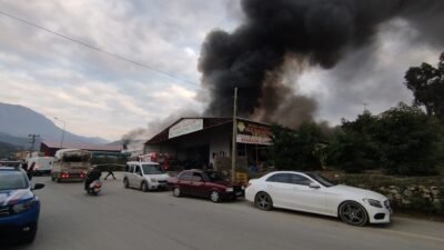 Alanya’da mobilya deposunda çıkan yangın, 3 iş yeri ve muz