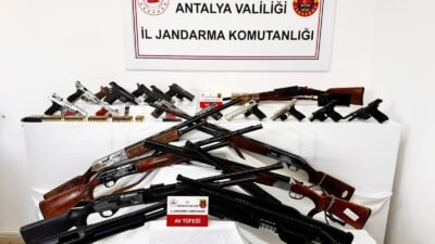 Alanya’da 11 adrese eş zamanlı silah ve uyuşturucu operasyonu Alanya’da jandarma ekipleri tarafından 11 ayrı adrese eş zamanlı gerçekleşen
