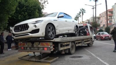 Alanya’da lüks marka otomobil park halinde bulunan araçlara çarptıktan sonra