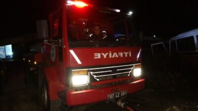 Antalya’nın Manavgat ilçesinde, sanayi sitesi yakınındaki boş arazide yakılan hurda