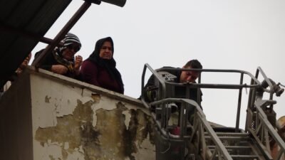 Alanya’da apartmandan çıkan dumanlar bina sakinlerini korkuttu. Yangın büyümeden söndürüldü.