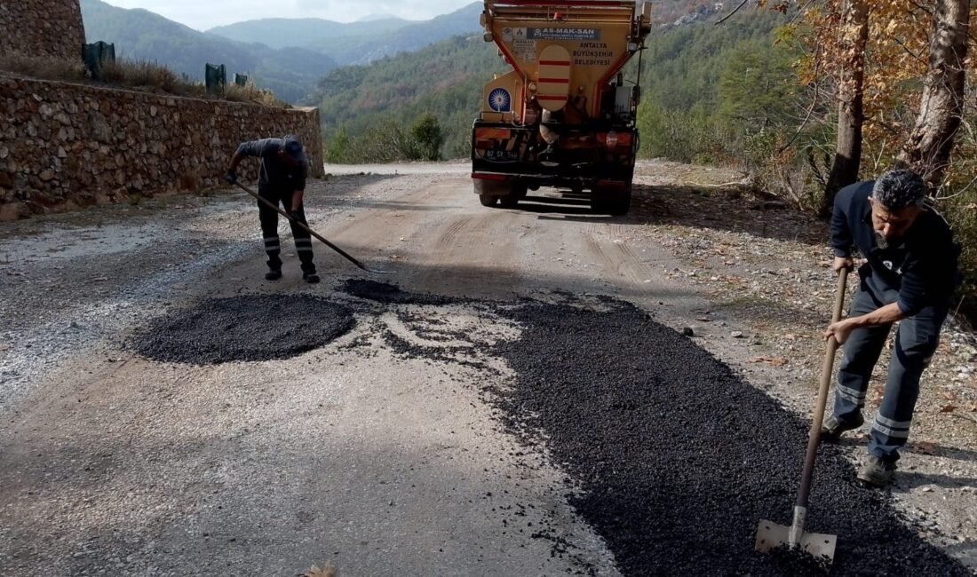 Antalya Büyükşehir Belediyesi, Alanya’nın yağıştan etkilenen kırsal mahalle yollarında bakım,