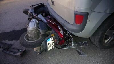 Alanya’da kavşakta otomobil ile motosikletin çarpışması sonucu motosiklette bulunan iki