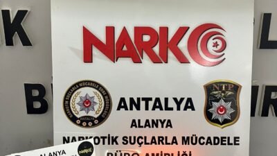 Alanya’da otogarda çantasında yapılan aramada 700 gram kokain bulunan şüpheli