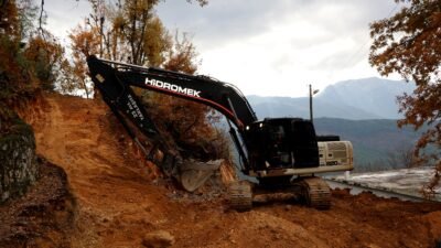 Taşbaşı Mahallesi’ndeki vatandaşların, evlerine ulaşabilmek için 18 yıldır dilekçe ve