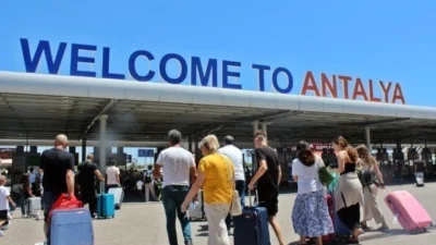 Antalya turizmde sayısal olarak hedeflerine ulaştı Antalya, 2024 yılı sonuna yaklaşırken yaklaşık 17 milyon turist ağırlayarak