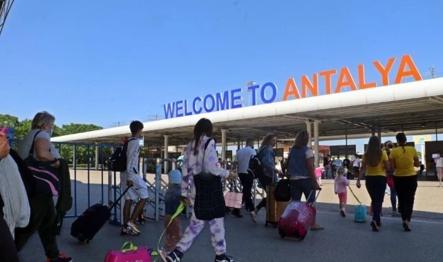 Antalya’ya bir günde 20 bin turist geldi