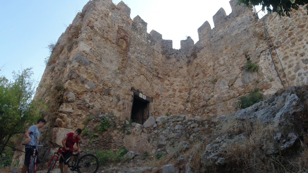 Kızıl Kule’yi Tophane mahallesine bağlayan yol üzerindedir. Eski Alanya şehrinin