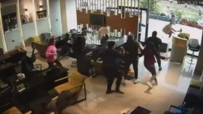 Bir anda sokağa kendilerini attılar