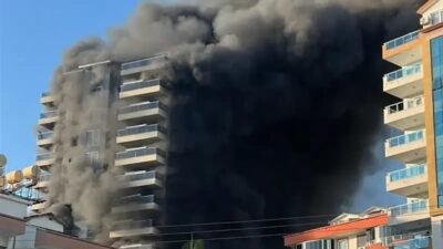 Alanya’da otel inşaatında yangın çıktı. İtfaiye ekipleri alevleri kontrol altına
