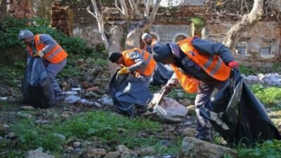 Muratpaşa Belediyesi, Antalya’nın turistik bölgesi Kaleiçi’nin temizliği için her yolu
