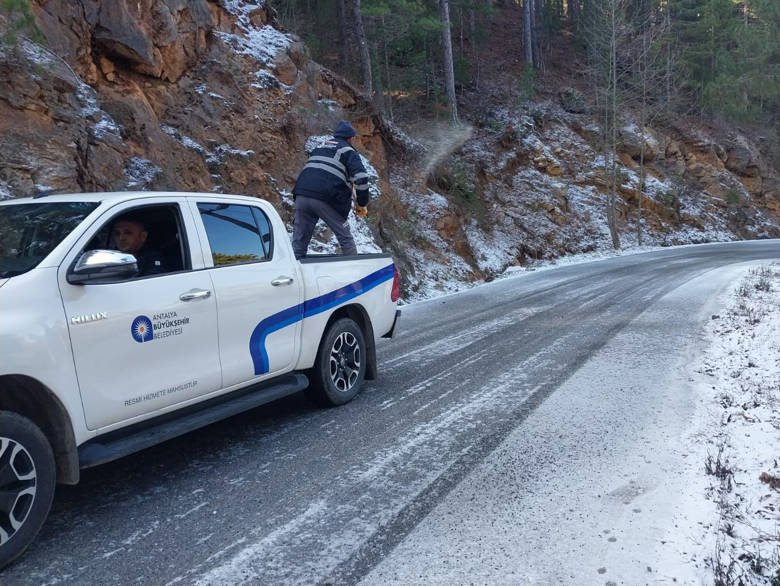 Antalya Büyükşehir Belediyesi, Alanya’nın kırsal yollarının trafiğe açık kalması yoğun