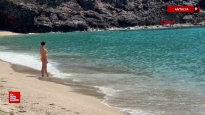 Alanya ilçesinde sıcak havayı fırsat bilenler, sahillere akın etti.