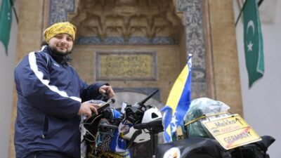 Almanya'da yaşayan Burak Öztürk, hac ibadetini yerin getirmek için bisikletiyle