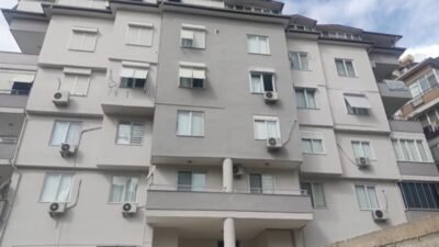 Antalya'da 6 katlı binanın 4'üncü katındaki dairenin penceresinden düşen kadın