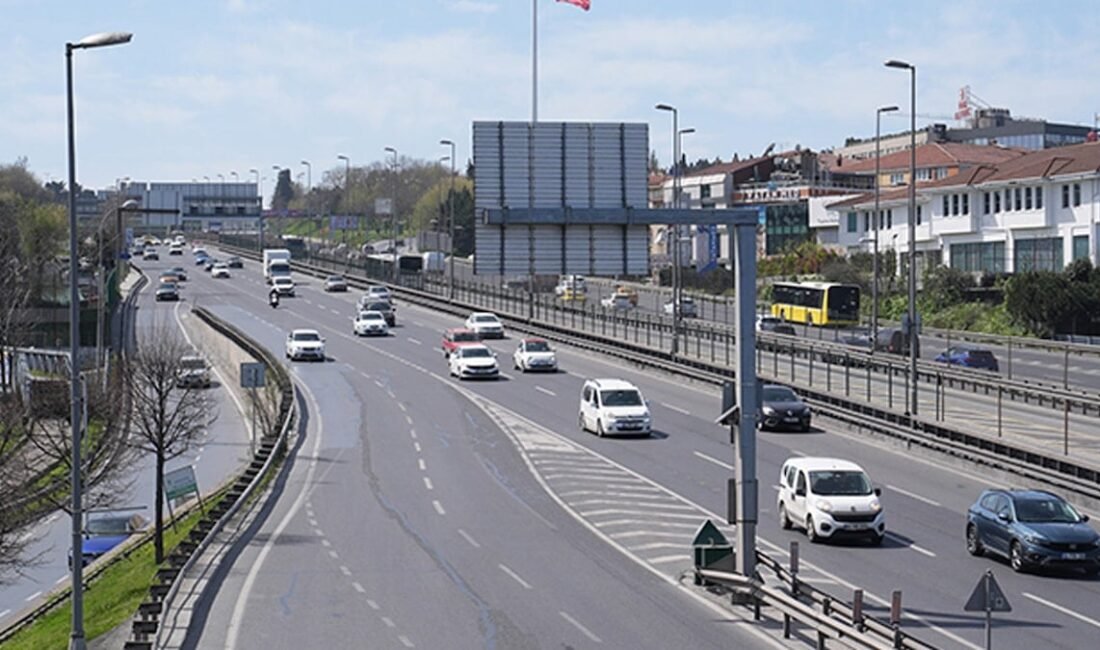 İstanbul'da bayram göçü başladı, kent içi trafik yoğunluğu gün içinde