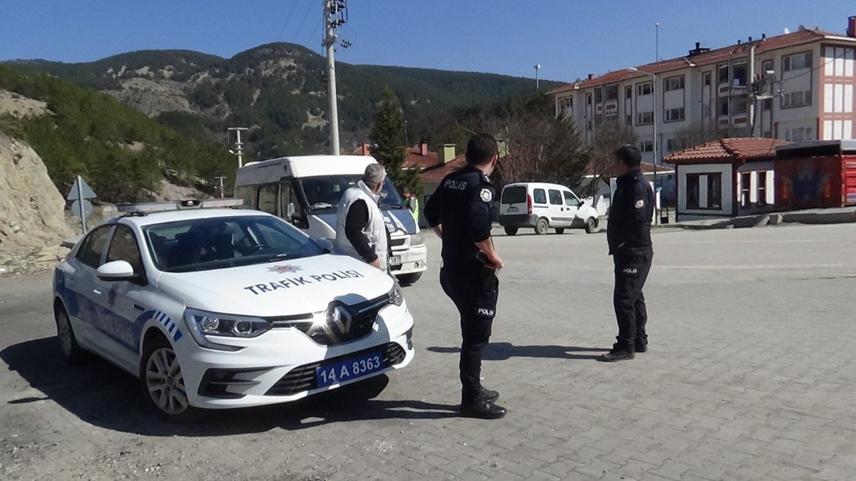 Mudurnu ilçesinde polis ekipleri tarafından yapılan ters yön denetimlerinde, kurallara