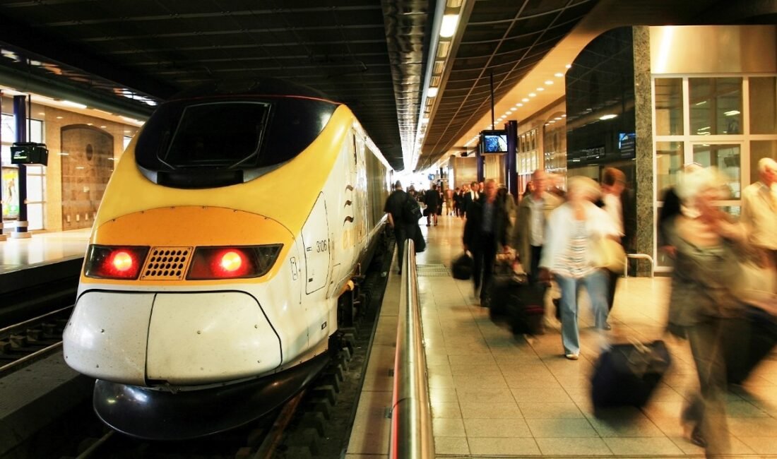 Paris’te tren trafiği felç eden olay: Peyzaj çalışmaları sırasında rayların