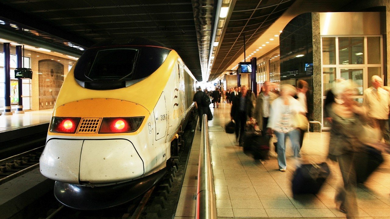 Paris’te tren trafiği felç eden olay: Peyzaj çalışmaları sırasında rayların