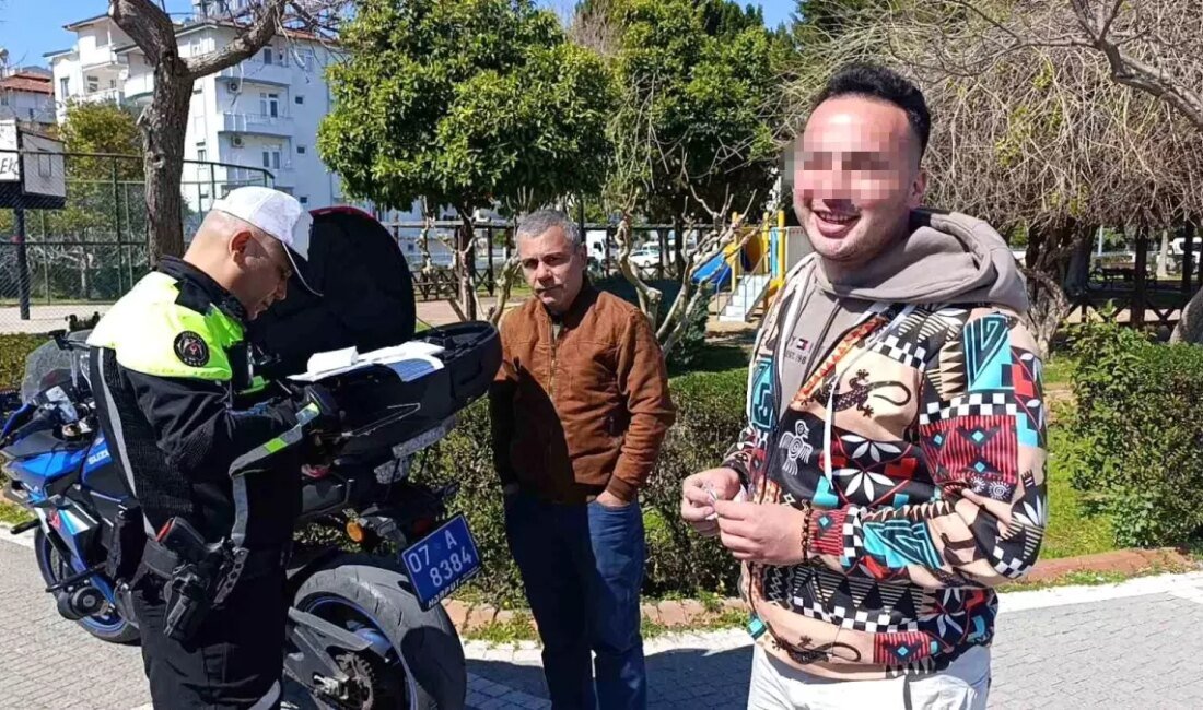 Antalya'da kask takmadığı için 5. kez yakalanan sürücünün belgesi 2