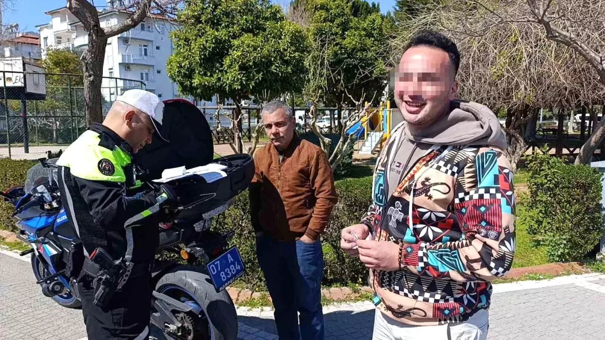 Antalya'da kask takmadığı için 5. kez yakalanan sürücünün belgesi 2