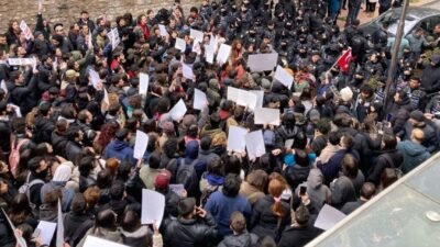 Öğrencilerden İmamoğlu protestosu: Polis barikat kurdu İstanbul Büyükşehir Belediyesi (İBB) Başkanı Ekrem İmamoğlu'nun gözaltına alınmasına tepki