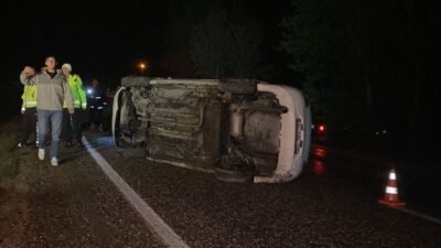 Karabük’te sürücüsünün direksiyon hakimiyetini kaybetmesiyle devrilen otomobilde bulunan 3’ü çocuk