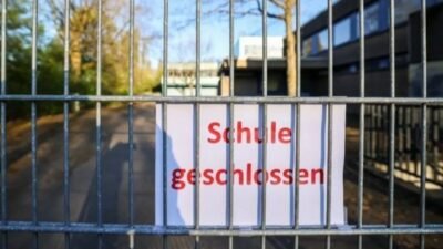 Duisburg polisinden yapılan açıklamaya göre, henüz isimleri belirlenemeyen aşırı sağcıların,