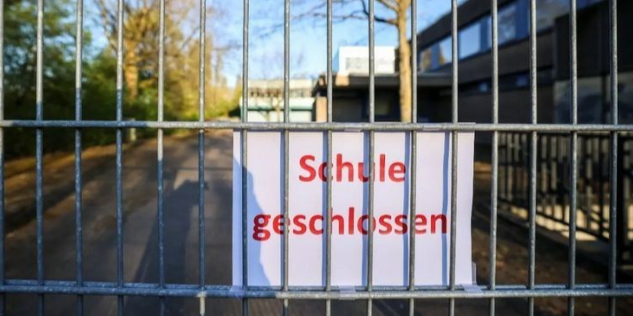 Duisburg polisinden yapılan açıklamaya göre, henüz isimleri belirlenemeyen aşırı sağcıların,