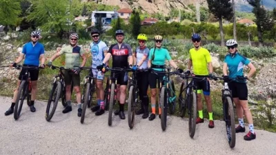 Rus ve Avrupalı bisiklet sporcuları kamp için Kemer’i tercih etti.