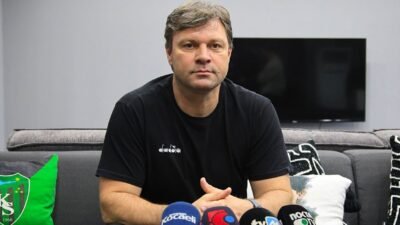 Ertuğrul Sağlam, Kocaelispor'daki görevinden ayrıldığını duyurduğunda, takım ligde 2. sırada