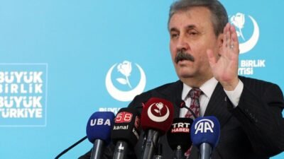 Mustafa Destici de Özgür Özel’e yanıt verdi BBP lideri Mustafa Destici, CHP lideri Özgür Özel'in 'cunta' ifadelerine