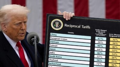 Florida'dan Washington'a yaptığı seyahat sırasında Air Force One uçağında basın