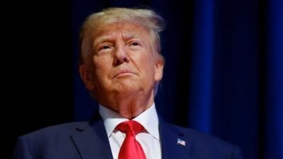 Florida'dan Washington'a dönen Trump, Air Force One uçağında basın mensuplarının