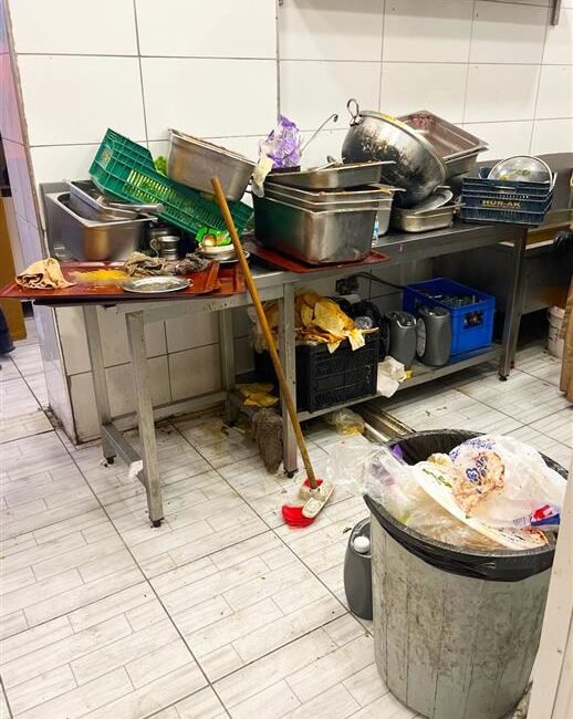 Alanya Belediyesi Zabıta Müdürlüğü ekipleri tarafından bir restorana yapılan denetimde