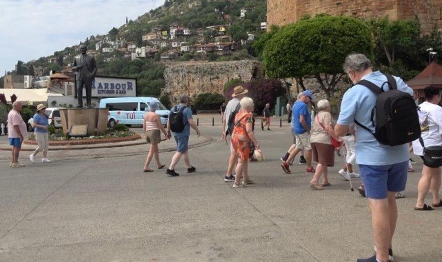 Bin 795 yolcu ve 729 mürettebatı bulunan kruvaziyer Alanya Limanı’na