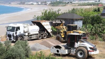 Gazipaşa Belediyesi yaz aylarının başlamasıyla asfalt seferberliğini sürdürüyor. Fen İşleri