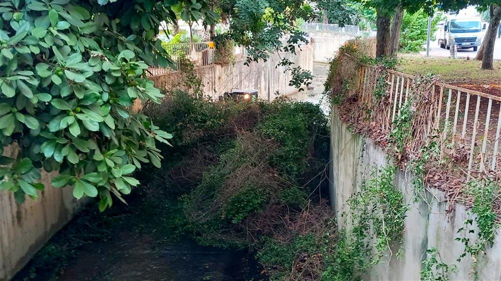 Alanya Belediyesi Fen İşleri Müdürlüğü ekipleri, olası su taşkınlarının önüne