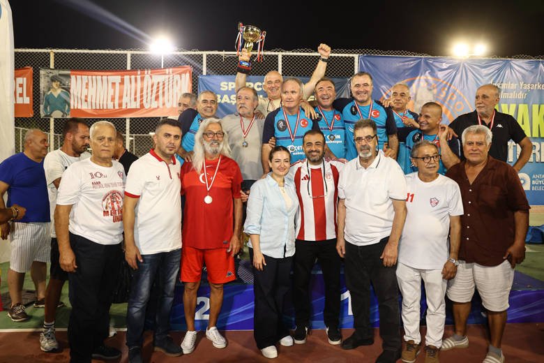 Şampiyon takıma kupayı Başkan Vekili Büşra Özdemir verdi. Antalya Büyükşehir
