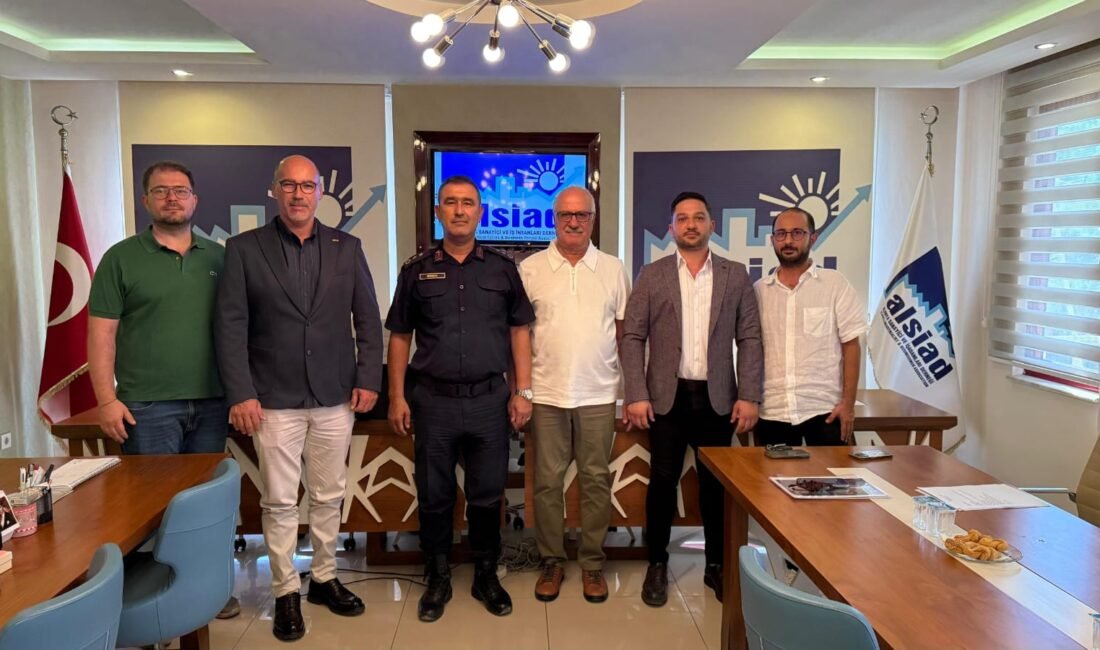 İlçe Jandarma Komutanı Yarbay Hüseyin Direk ve SGK İlçe Müdürü