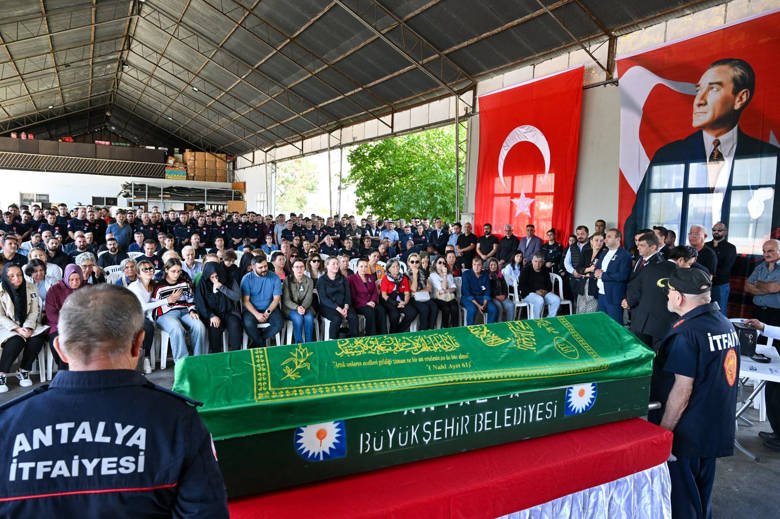 Geçirdiği kalp krizi sonucu yaşamını yitiren Antalya Büyükşehir Belediyesi İtfaiye